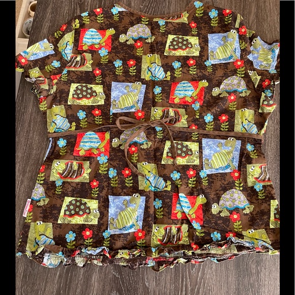 White Cross Brand Scrub Top, Turtle Scrubs, Size Large, tie waist - Picture 11 of 15